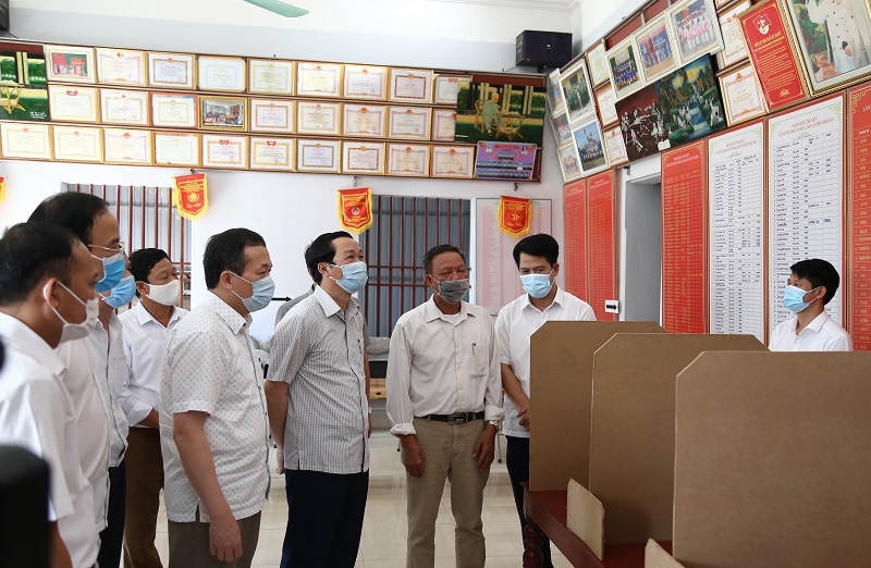 Kiểm tra chuẩn bị cơ sở vật chất phục vụ cuộc bầu cử tại khu vực bỏ phiếu số 3 xã Thăng Long.