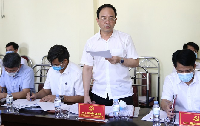 Chủ tịch UBND huyện Nông Cống báo cáo công tác chuẩn bị cho bầu cử.