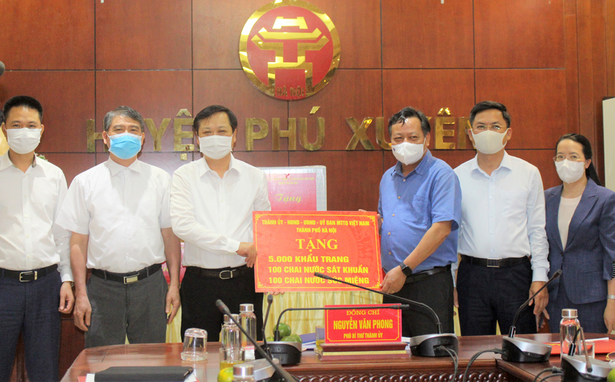  Phó Bí thư Thành ủy Nguyễn Văn Phong thay mặt thành phố trao tặng huyện Phú Xuyên các thiết bị phòng, chống dịch Covid-19
