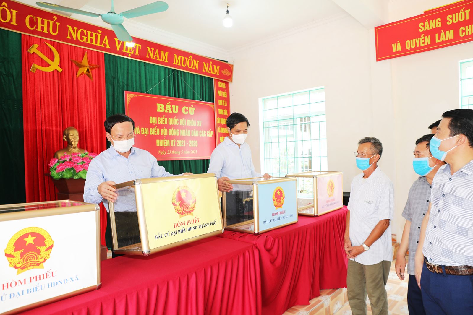 Bí thư Tỉnh ủy kiểm tra hòm phiếu tại điểm bầu cử xã Sơn Dương, TP Hạ Long