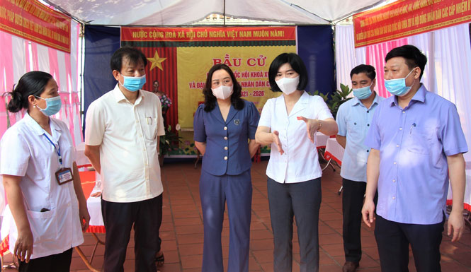  Phó Chủ tịch HĐND thành phố Phùng Thị Hồng Hà kiểm tra công tác bầu cử tại xã Cao Thành (huyện Ứng Hoà)