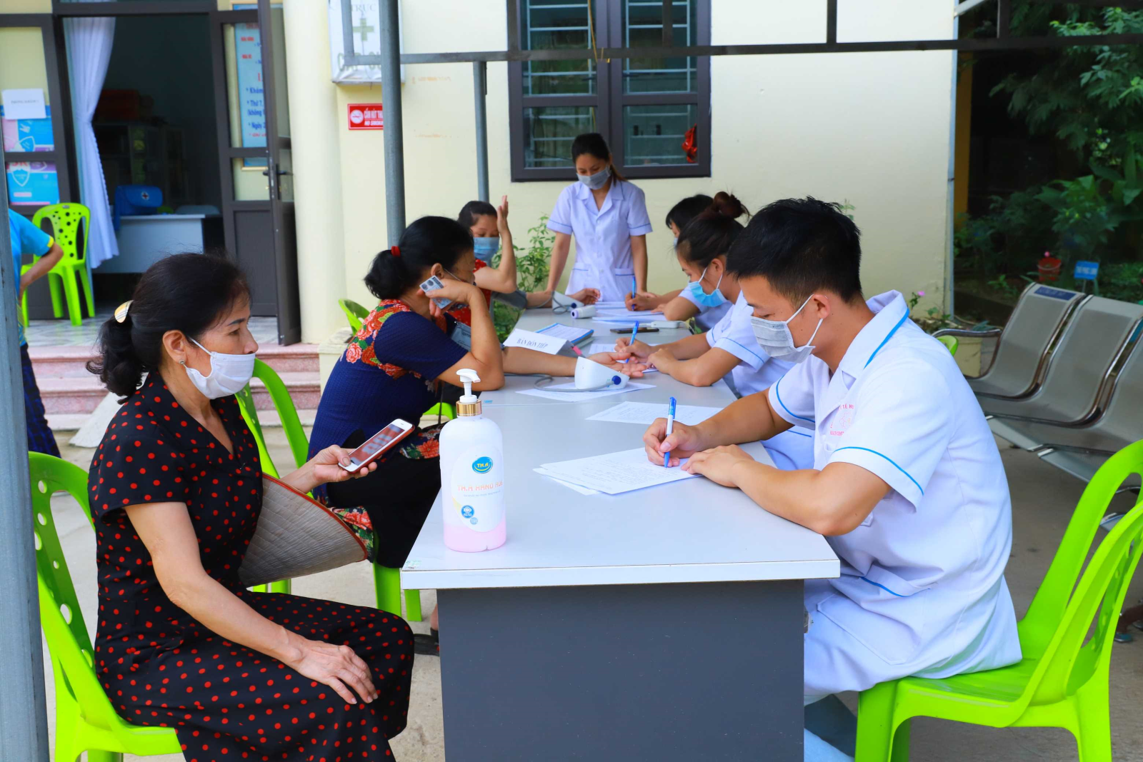 Trung tâm Y tế huyện Bình Liêu triển khai lấy mẫu xét nghiệm Covid-19 cho các ứng cử viên đại biểu HĐND các cấp và thành viên các Tổ bầu cử trên địa bàn