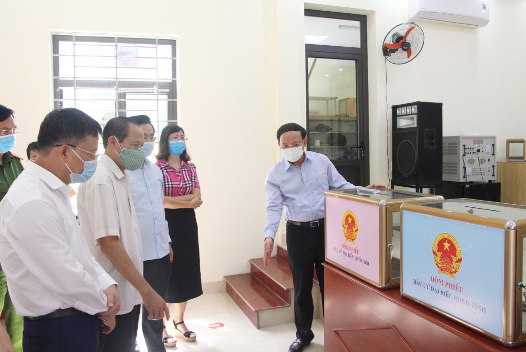Bí thư Tỉnh ủy, Chủ tịch HĐND tỉnh Nguyễn Xuân Ký kiểm tra cơ sở vật chất phục vụ bầu cử tại khu vực bỏ phiếu số 2, phường Mông Dương.