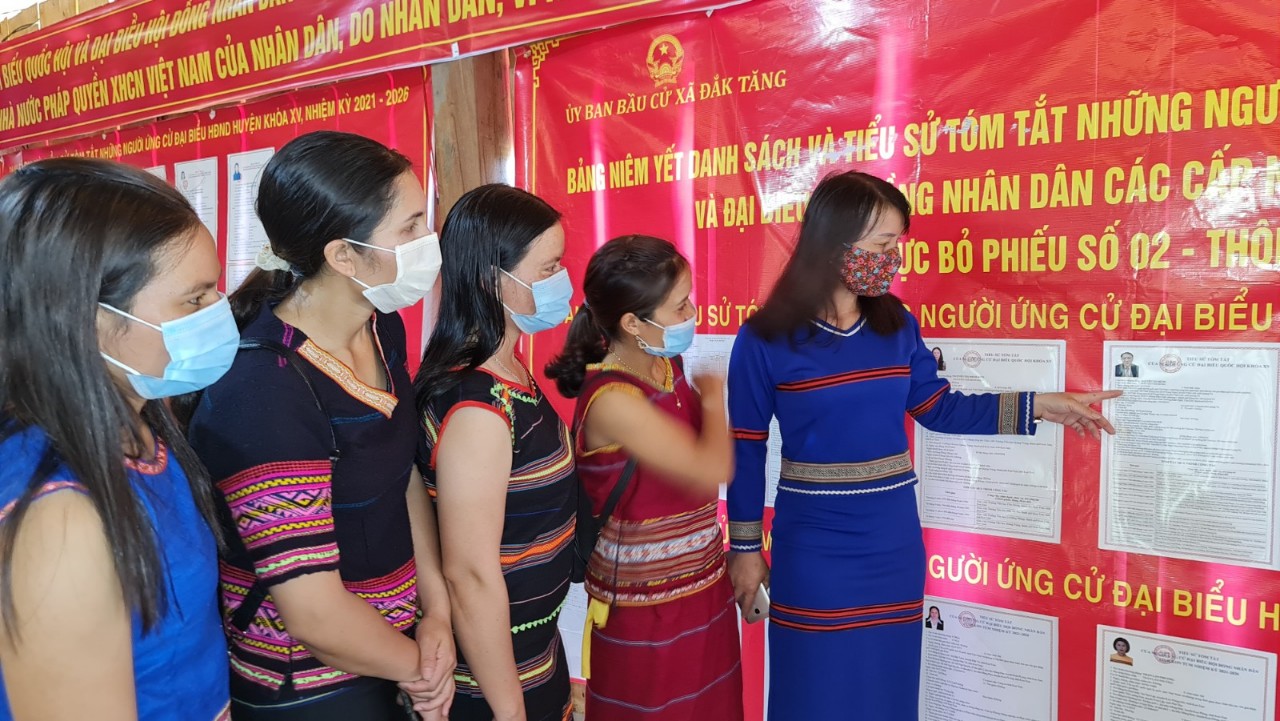 	Các cô giáo trường mầm non xã Đăk Tăng tham khảo thông tin các ứng cử viên tại khu vực bầu cử số 2 thôn Vi Xây, xã Đăk Tăng, huyện Kon plong
