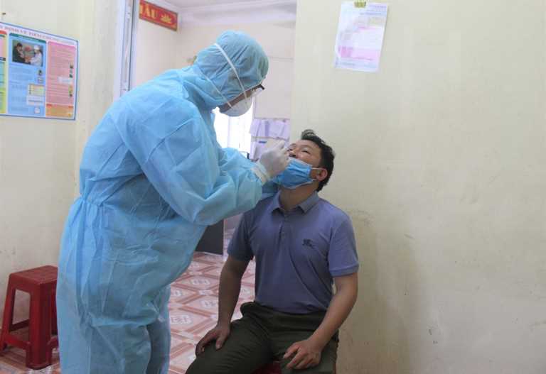 Trung tâm Y tế huyện Đầm Hà đã tổ chức lấy mẫu xét nghiệm cho  thành viên phụ trách các tổ bầu cử trên địa bàn