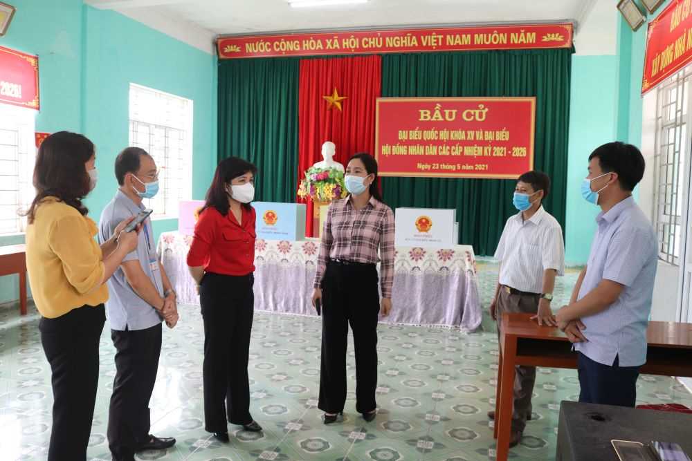 Phó Chủ tịch UBND tỉnh Quảng Ninh Nguyễn Thị Hạnh kiểm tra công tác bầu cử và phòng, chống dịch Covid-19 tại huyện Đầm Hà