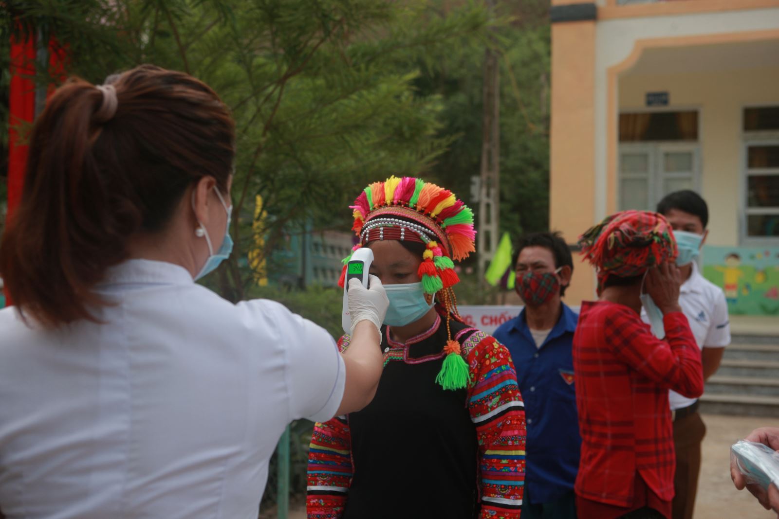 Công tác kiểm tra y tế, sát trùng khử khuẩn được thực hiện nghiêm túc tại điểm bầu cử số 7, thuộc đơn vị bầu cử số 3, xã Pa Ủ, huyện Mường Tè, tỉnh Lai Châu