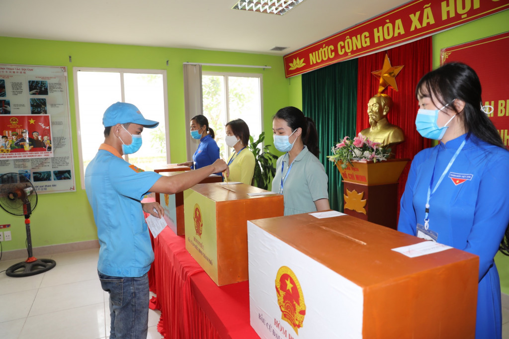 Cử tri bỏ phiếu sớm tại KCN Hải Yên, TP Móng Cái