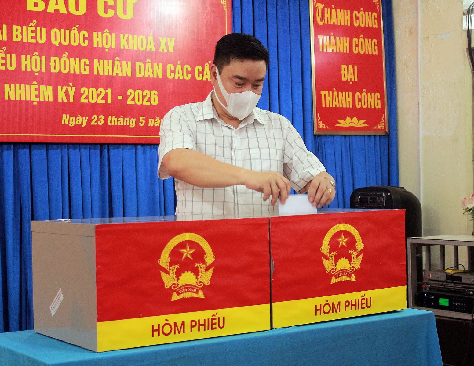 Cử tri Tổ bầu cử số 1 Phường Quang Trung bỏ phiếu bầu người dại diện cho mình nhiệm kỳ 2016-2021