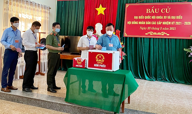 Cử tri huyện Kim Bôi thực hiện bỏ phiếu tại khu vực bỏ phiếu số 7, thôn 168, xã Vĩnh Tiến. Đến 8h30p, đã có trên 90% cử tri tại đây đã đi bầu.