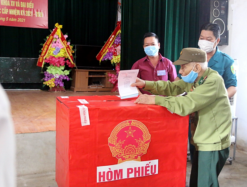 Cử tri cao tuổi nhất Là Văn Lầm, 99 tuổi, khu 2, thị trấn Cao Phong, huyện Cao Phong thực hiện bỏ phiếu đầu tiên