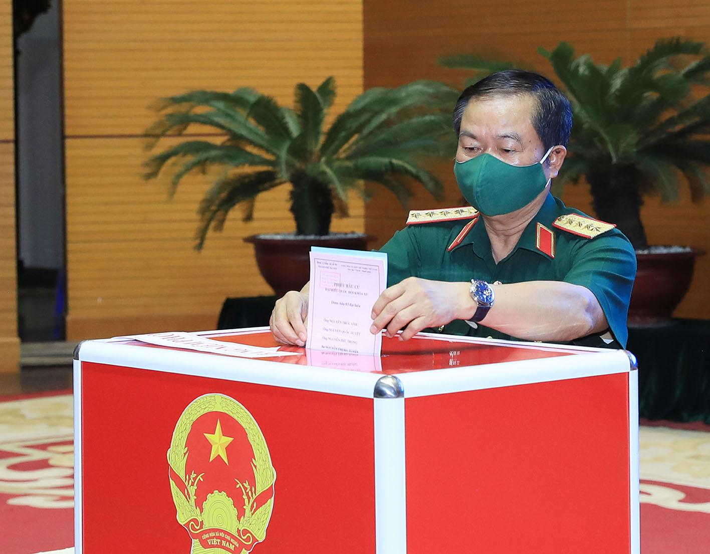 Phó Chủ tịch Quốc hội, Đại tướng Đỗ Bá Tỵ bỏ phiếu tại Khu vực bầu cử số 11, phường Điện Biên, quận Ba Đình, Hà Nội - Ảnh Trọng Đức (TTXVN)
