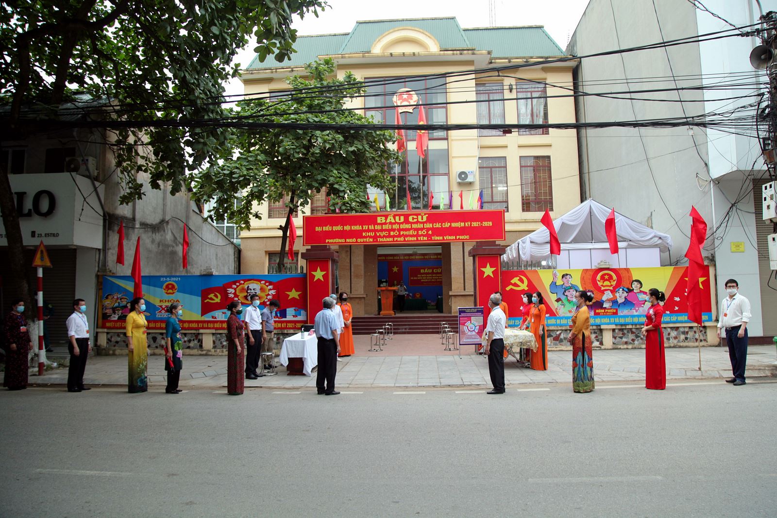 Không khí trước giờ khai mạc bầu cử tại phường Ngô Quyền, thành phố Vĩnh Yên