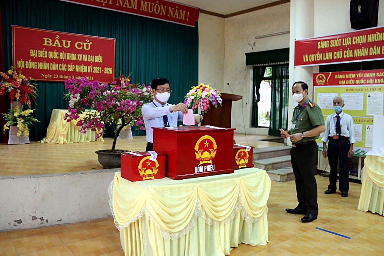 Chủ tịch UBND tỉnh Lê Duy Thành bỏ phiếu bầu cử tại đơn vị bầu cử số 3, xã Vũ Di