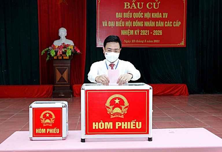 Phó Chủ tịch Thường trực UBND tỉnh Vũ Việt Văn bỏ phiếu bầu cử tại khu vực bỏ phiếu  số 2, thị trấn Tam Sơn, huyện Sông Lô