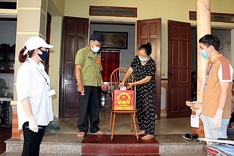 Cử tri thôn Can Bi, xã Xuân Phú, huyện Bình Xuyên bỏ phiếu tại hòm phiếu di động