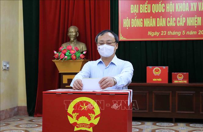 Bí thư Tỉnh ủy Đỗ Tiến Sỹ bỏ phiếu tại đơn vị bầu cử số 1, phường Hiến Nam, thành phố Hưng Yên