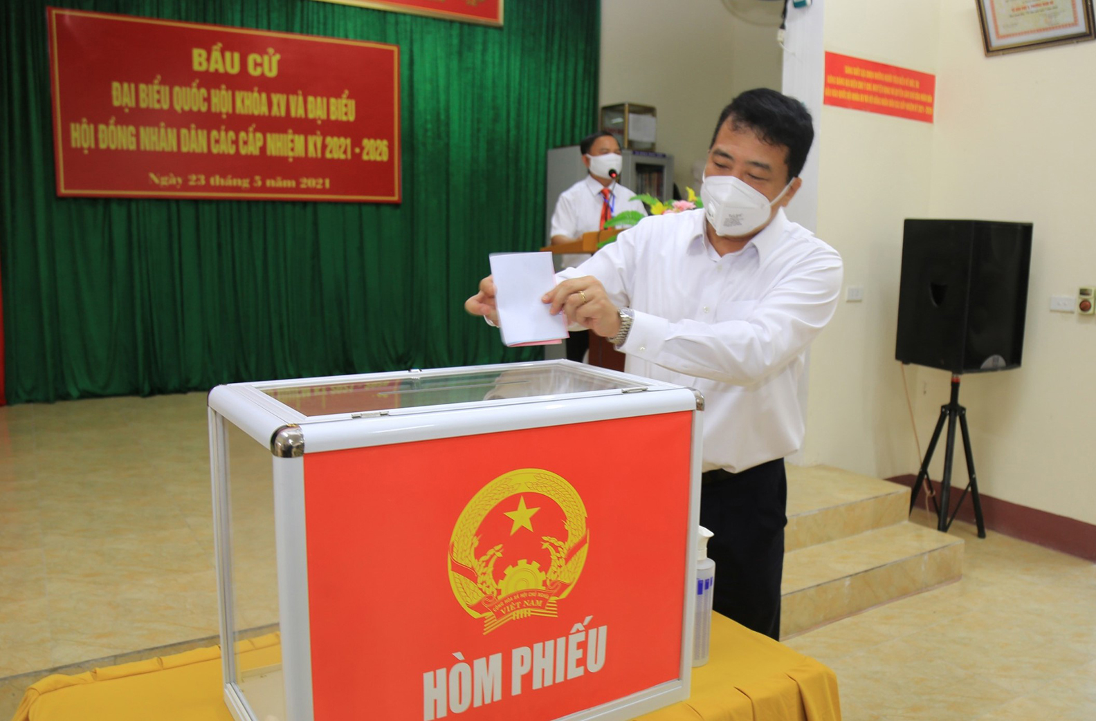 	Phó Chủ tịch HĐND tỉnh Hà Tĩnh - Trần Tú Anh, tại điểm bầu cử Tp. Hà Tĩnh