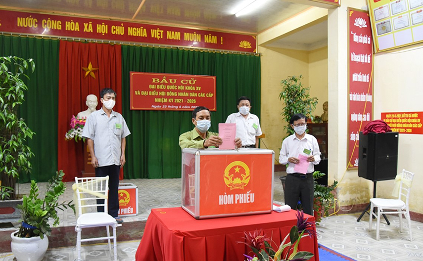 	Cử tri huyện Lộc Hà đảm bảo giãn cách khi bỏ phiếu bầu