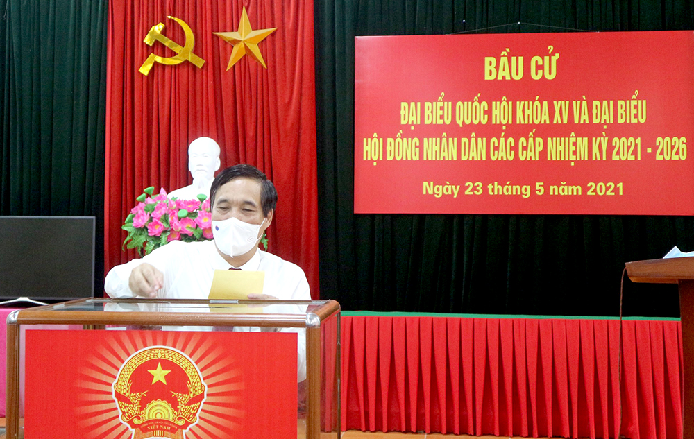 Bí thư Tỉnh ủy Bùi Minh Châu bỏ phiếu tại phường Vân Phú, thành phố Việt Trì