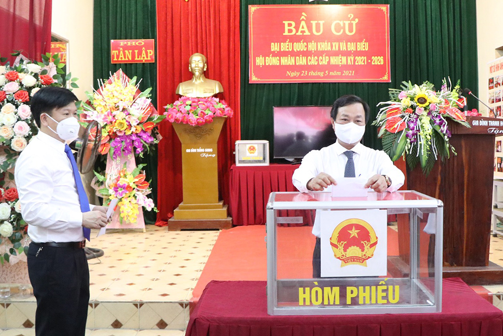 Chủ tịch UBND tỉnh Bùi Văn Quang bỏ phiếu tại khu vực bỏ phiếu số 2, phường Hùng Vương, thị xã Phú Thọ