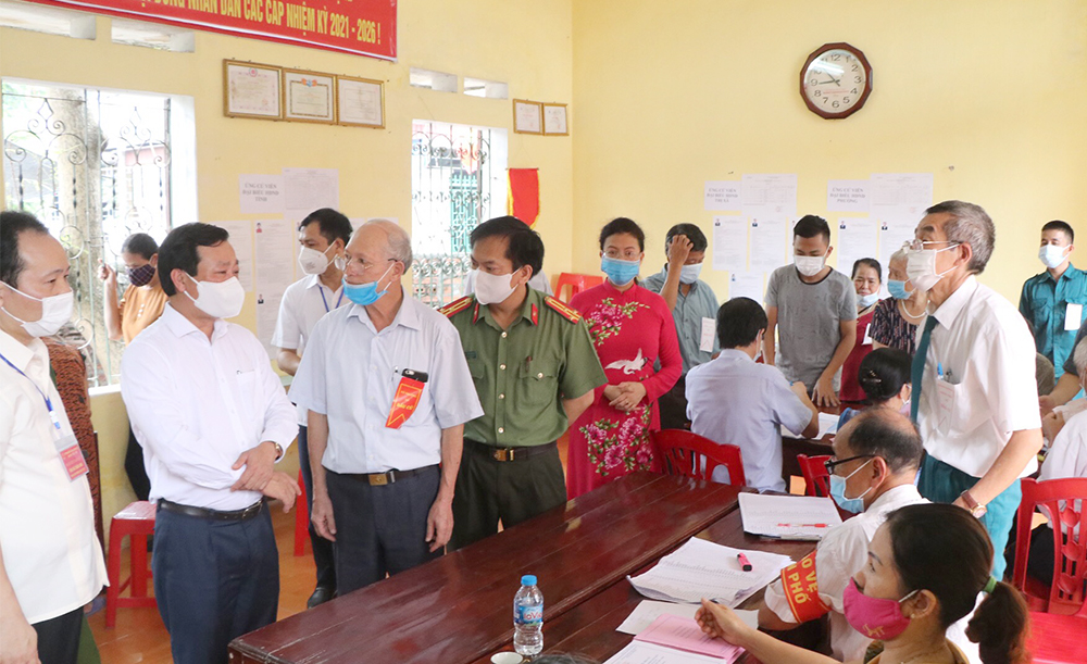 Chủ tịch UBND tỉnh Bùi Văn Quang kiểm tra công tác bầu cử tại một số điểm bầu cử trên địa bàn thị xã Phú Thọ