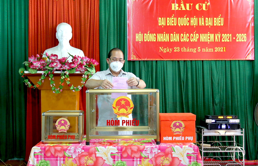 Phó Bí thư Thường trực Tỉnh ủy Hoàng Công Thủy bỏ phiếu tại khu vực bầu cử số 10, xã Minh Tân, huyện Cẩm Khê