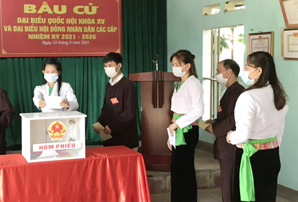 Cử tri đồng bào dân tộc Mường tại huyện Thanh Sơn đi bầu cử