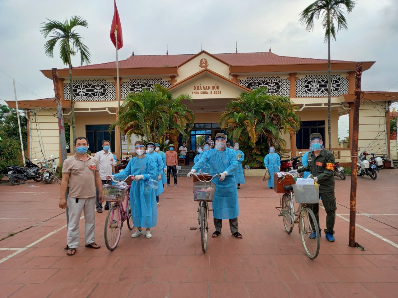 Các thành viên tổ bầu cử thôn Chùa, xã Tăng Tiến chuẩn bị đưa hòm phiếu đến các hộ dân để cử tri thực hiện quyền bầu cử.