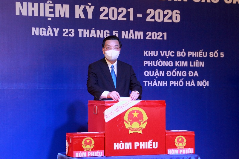 Chủ tịch UBND TP Hà Nội Chu Ngọc Anh bỏ phiếu bầu cử tại khu vực bầu cử số 5, phường Kim Liên