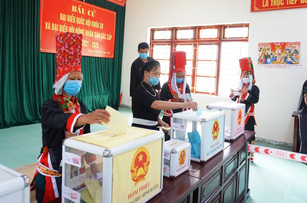 	Cử tri người DTTS huyện Bình Liêu bỏ phiếu lựa chọn những người thực sự xứng đáng - ảnh P.N