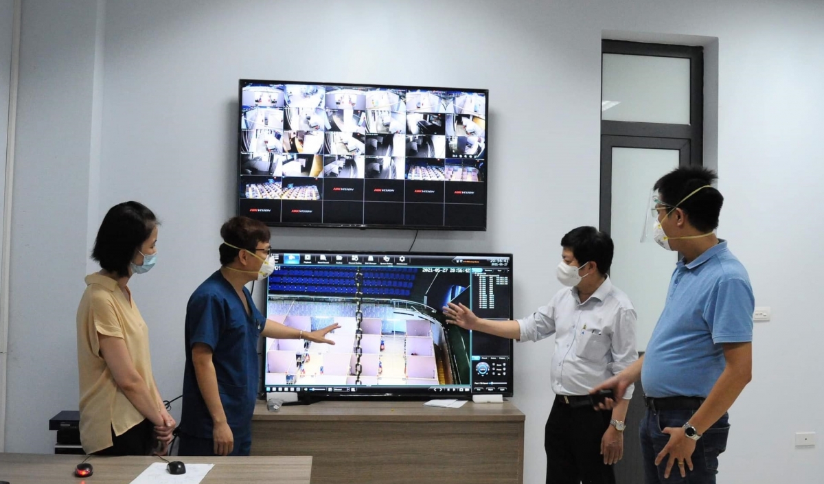 Các chuyên gia và lực lượng chức năng liên tục theo dõi Bệnh viện Dã chiến thu dung và điều trị bệnh nhân Covid-19 tại Bắc Giang.