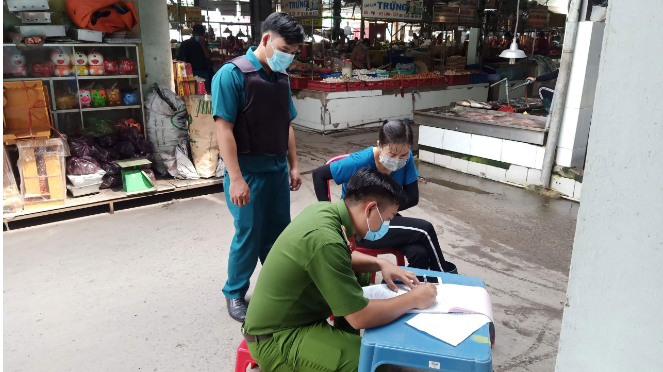 Lực lượng chức năng phường Bình Chuẩn, TP.Thuận An lập biên bản xử phạt vi phạm hành chính đối với người dân không đeo khẩu trang nơi công cộng.