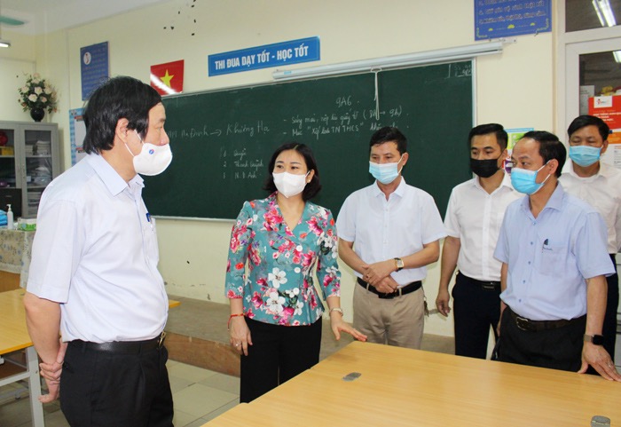Phó Bí thư Thường trực Thành ủy Nguyễn Thị Tuyến kiểm tra tại điểm thi Trường THCS Thanh Liệt