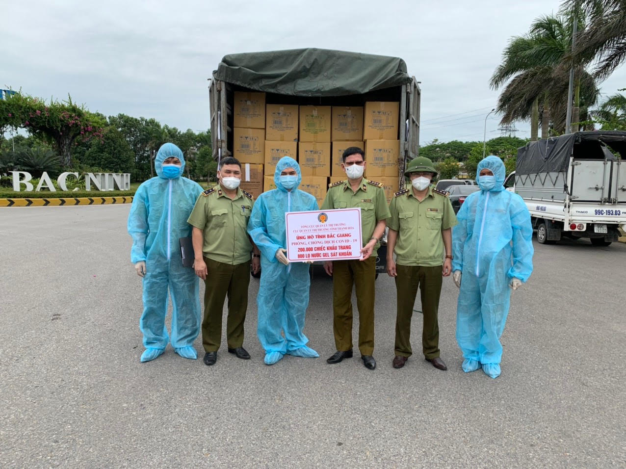 Lực lượng QLTT Thanh Hóa trao vật tư y tế chống dịch cho tỉnh Bắc Ninh
