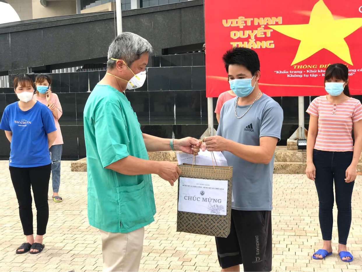 Thứ trưởng Bộ  Y tế Nguyễn Trường Sơn trao giấy công nhận khỏi bệnh cho các bệnh nhân sáng nay ngày 6/6/2021