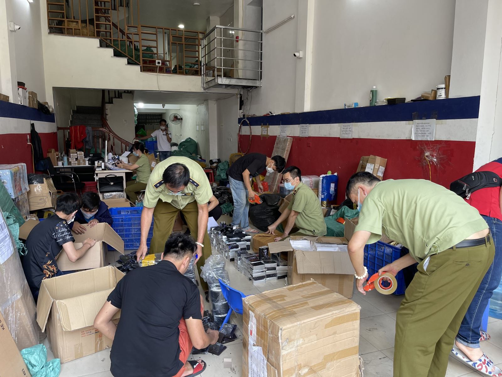 Lực lượng QLTT Hà Nội đang kiểm đếm số hàng hoá vi phạm