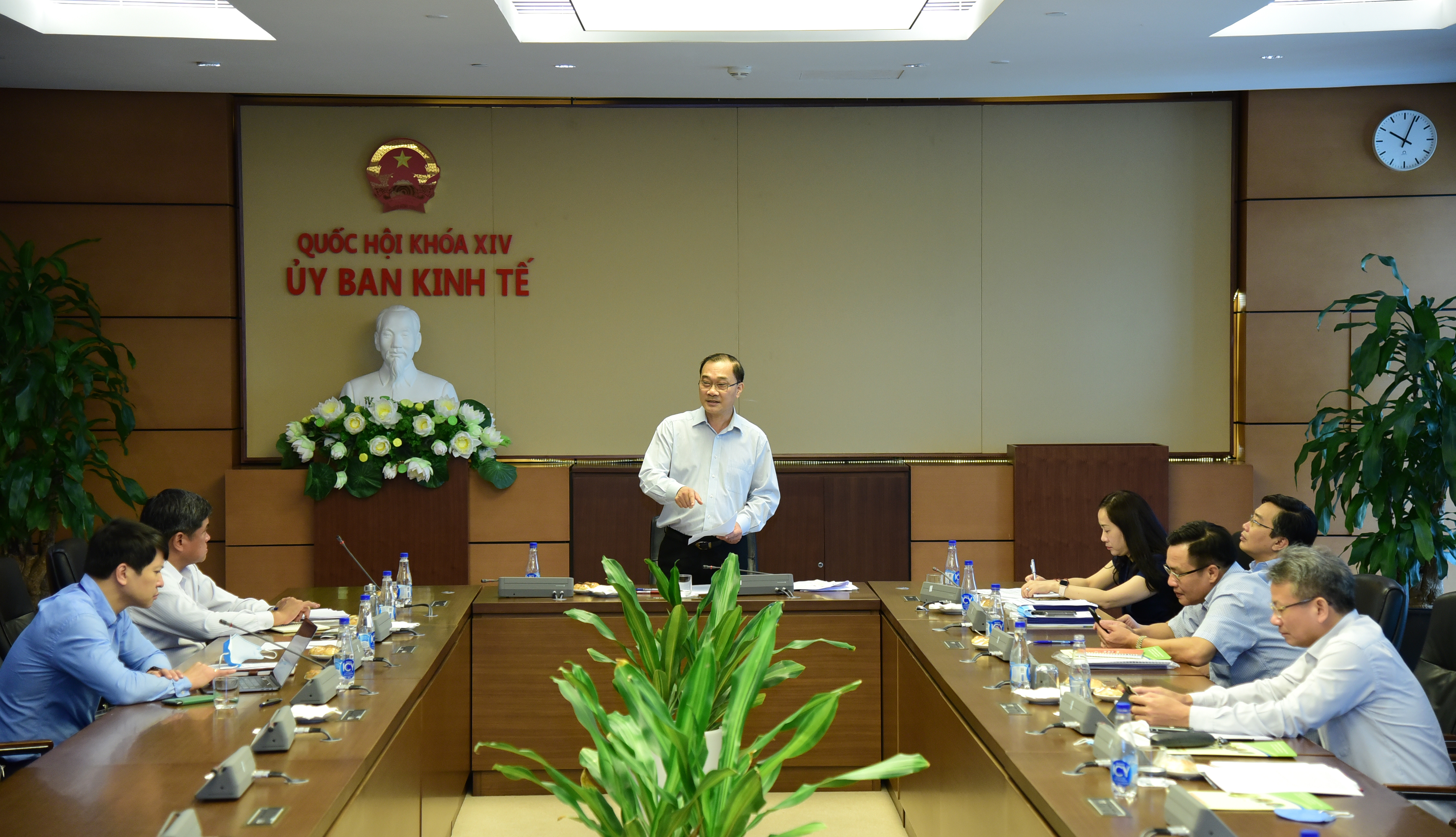 Chủ nhiệm Ủy ban Kinh tế Vũ Hồng Thanh chủ trì cuộc làm việc; Ảnh: Q.Khánh