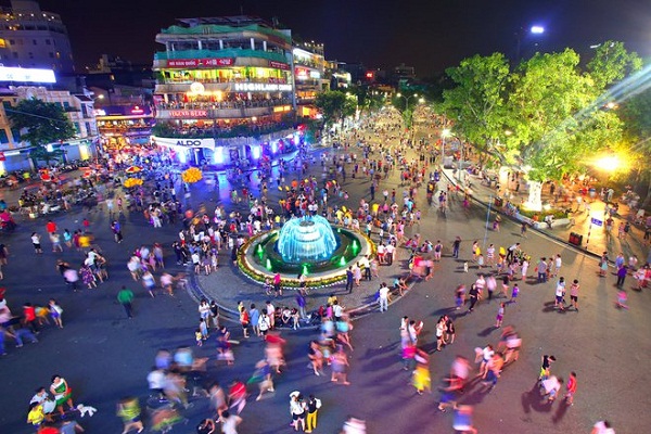 Quảng trường Đông Kinh Nghĩa Thục Hà Nội là điểm nhấn nghệ thuật thu hút khách du lịch đến với Thủ đô với nhiều hoạt động phong phú, đặc sắc