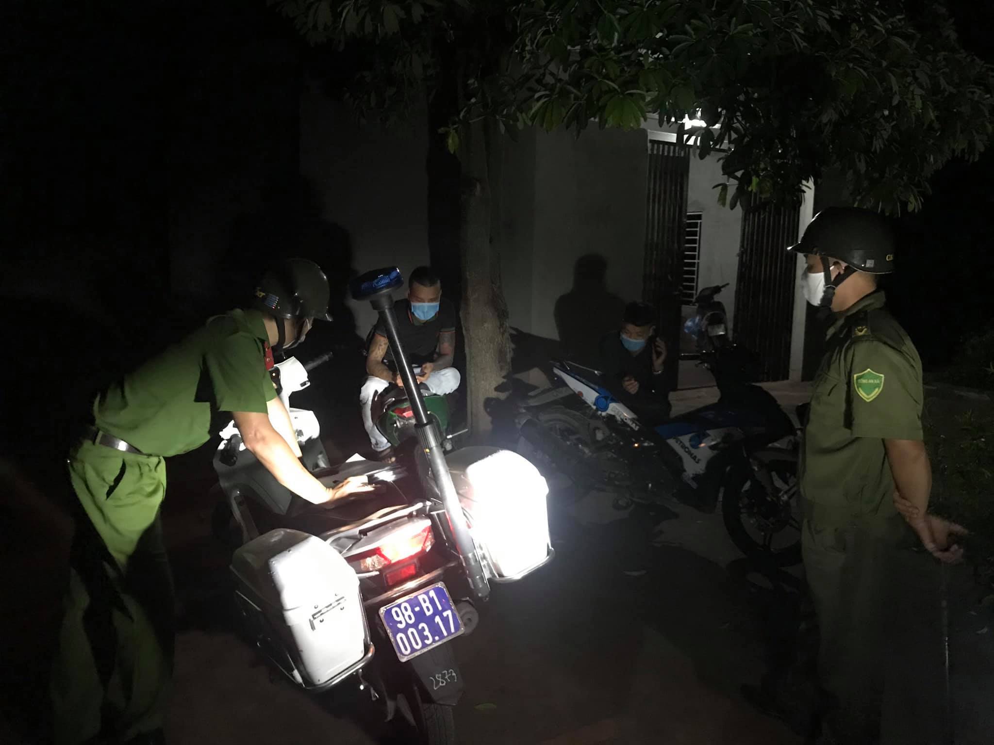 Công an huyện Lục Ngạn, tỉnh Bắc Giang thực hiện công tác tuần tra, kiểm soát, xử phạt những người vi phạm để đảm bảo mọi người chấp hành các quy định phòng, chống dịch