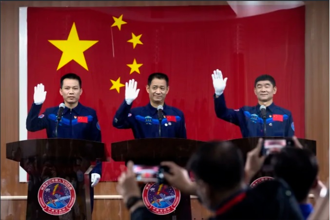 	3 phi hành gia sẽ tham gia làm việc trên trạm vũ trụ Thiên Hà của Trung Quốc lần này Nguồn: AP