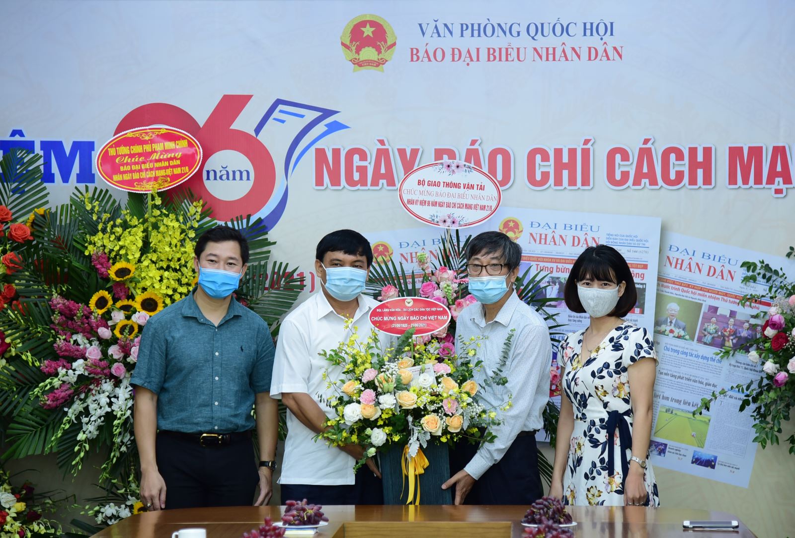Đại diện Ban Quản lý Làng Văn hóa - du lịch các dân tộc Việt Nam chúc mừng Báo nhân ngày 21.6 