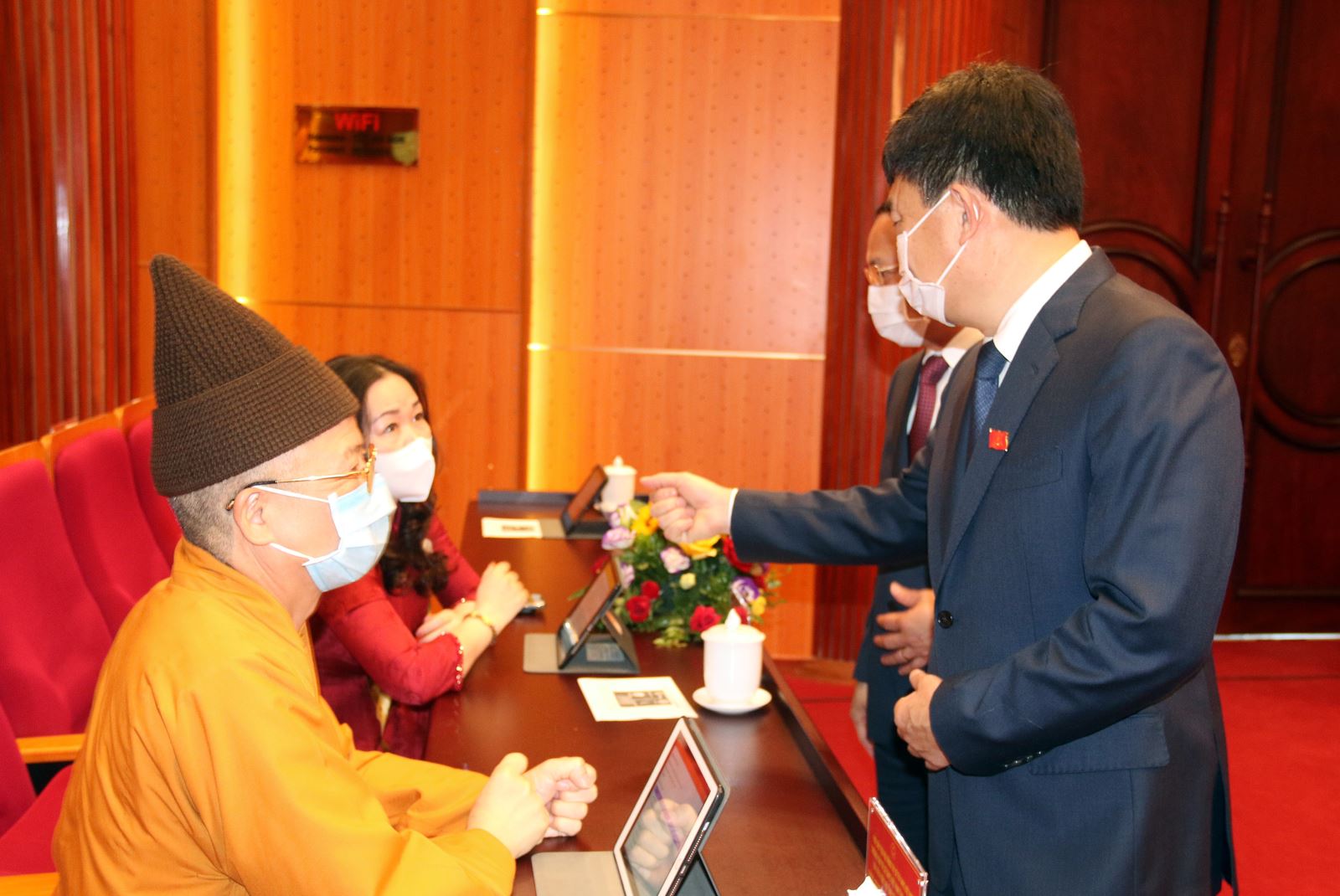 Lãnh đạo tỉnh Quảng Ninh trao đổi cùng các đại biểu dự kỳ họp