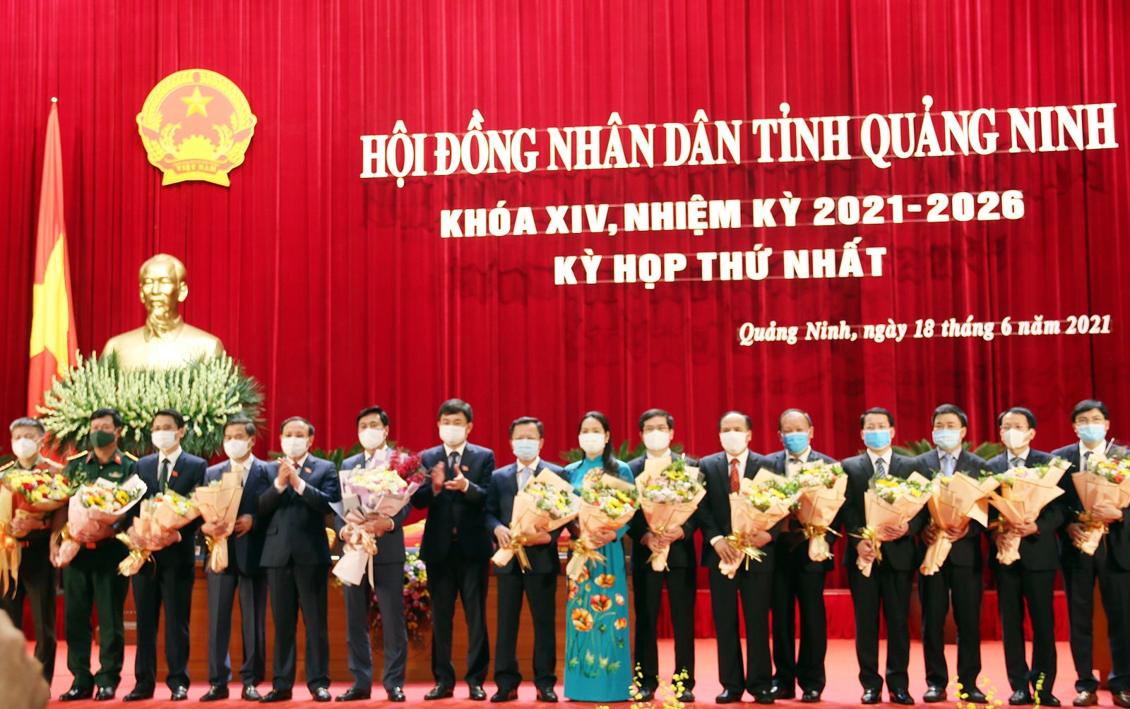 Tập thể UBND tỉnh Quảng Ninh, nhiệm kỳ 2021 - 2026 ra mắt tại kỳ họp
