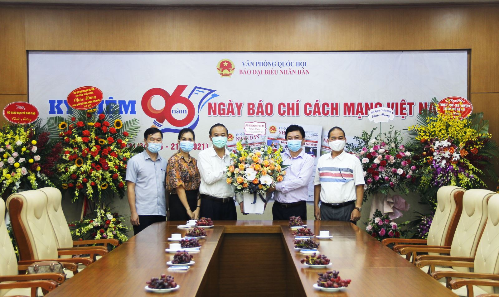 Đại diện lãnh đạo Bộ Nông nghiệp và Phát triển Nông thôn chúc mừng báo nhân Ngày Báo chí Cách mạng Việt Nam