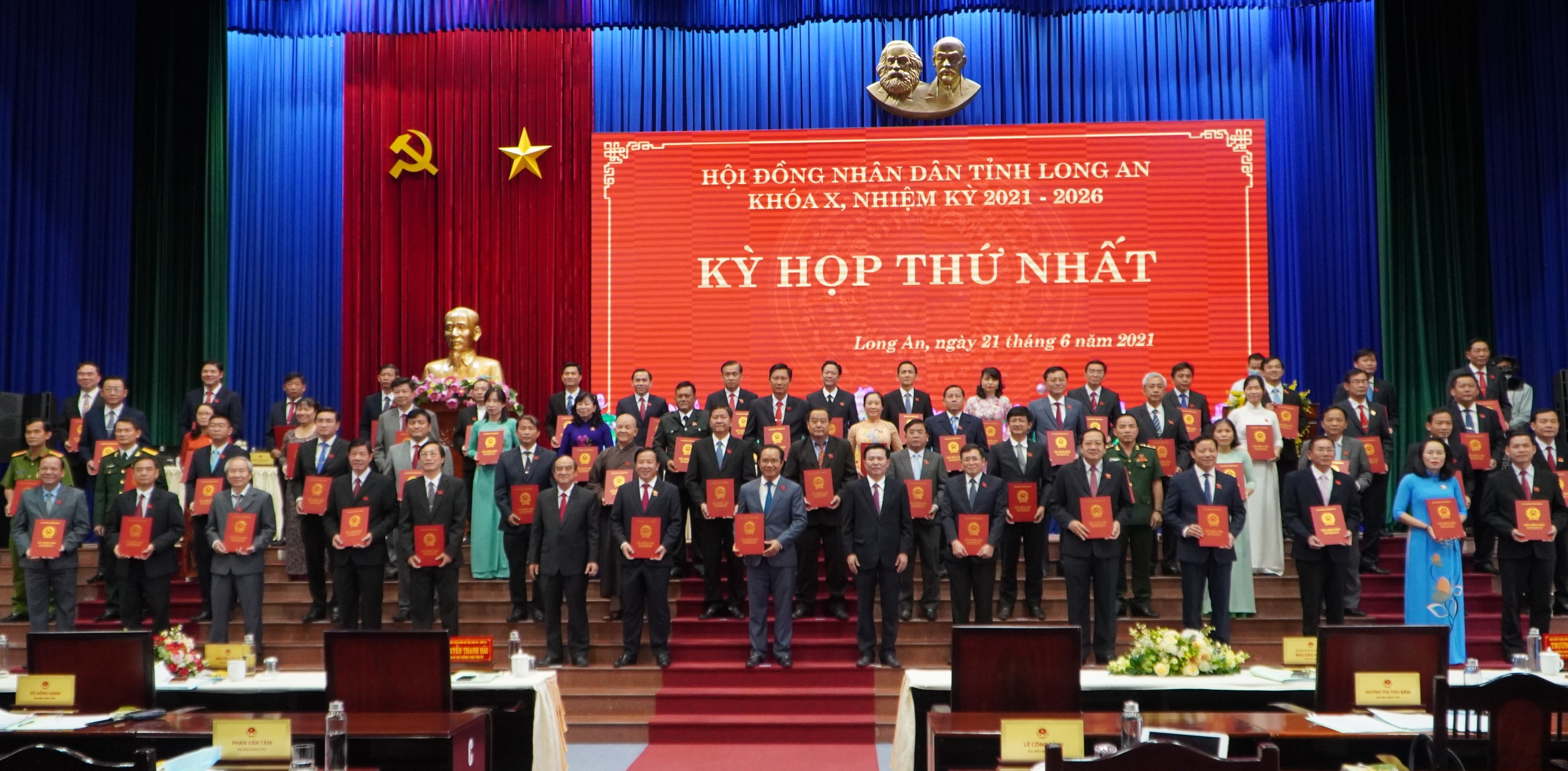 60 đại biểu HĐND tỉnh Long An Khóa X, nhiệm kỳ 2021 - 2026 nhận giấy chứng nhận đại biểu HĐND tỉnh và ra mắt- Ảnh: T. Nhất