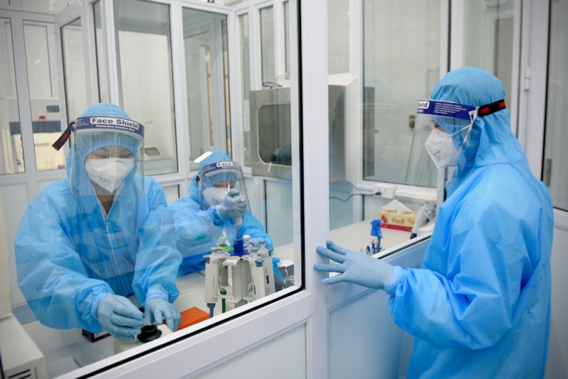 Các cán bộ CDC Nghệ An thực hiện xét nghiệm SARS-CoV-2