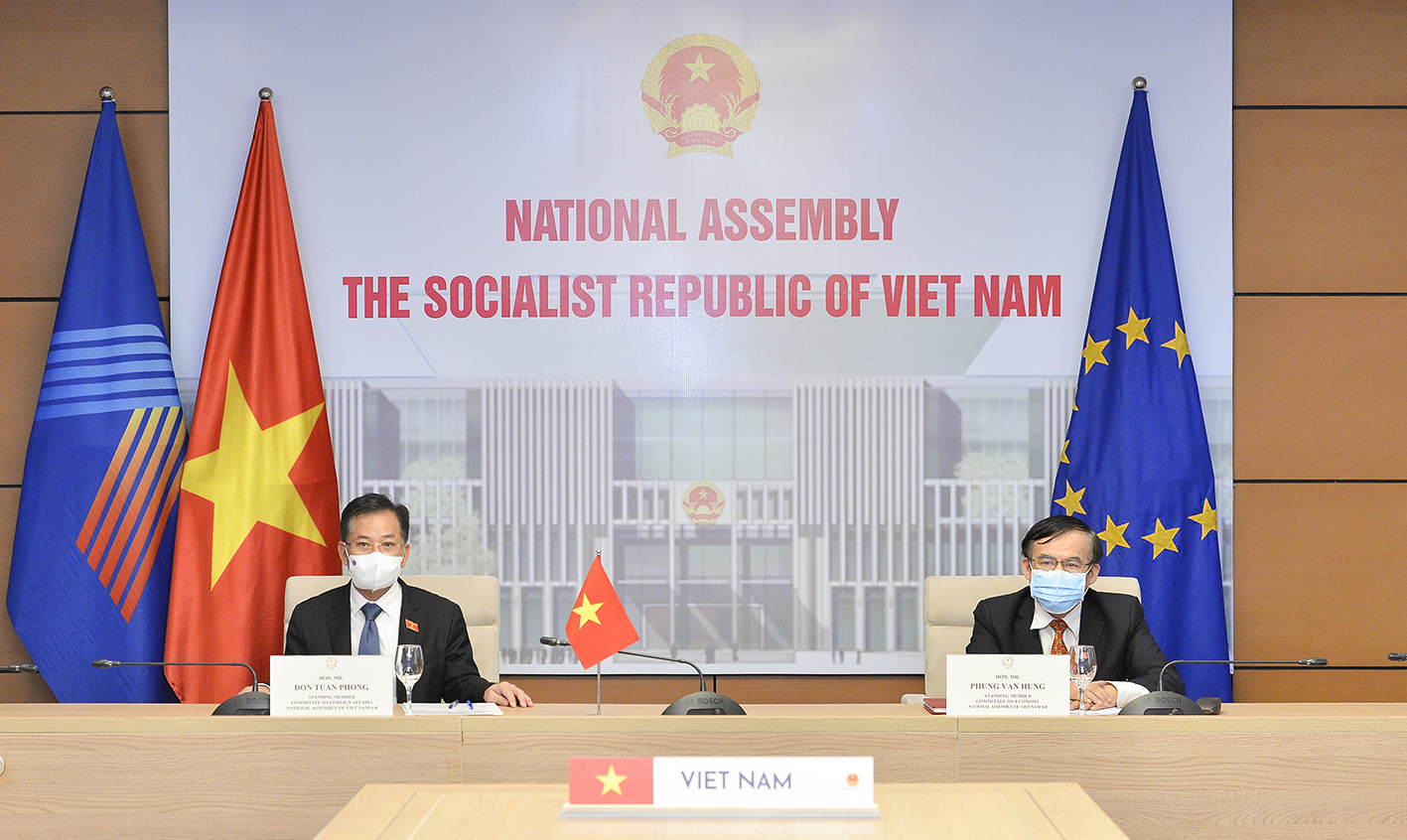 Ủy viên Thường trực Ủy ban Đối ngoại Đôn Tuấn Phong và Ủy viên thường trực Ủy ban Kinh tế Phùng Văn Hùng đại diện cho Quốc hội Việt Nam dự phiên đối thoại