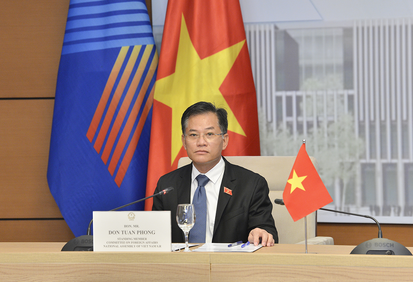 	Ủy viên Thường trực Ủy ban Đối ngoại Đôn Tuấn Phong chia sẻ kinh nghiệm của Việt Nam trong ứng phó với đại dịch Covid-19 tại phiên đối thoại