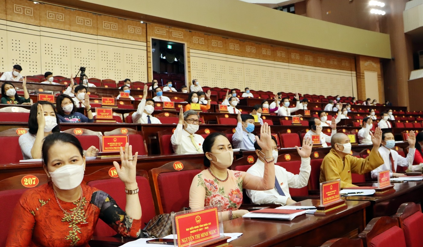Các đại biểu biểu quyết thông qua Nghị quyết Kỳ họp